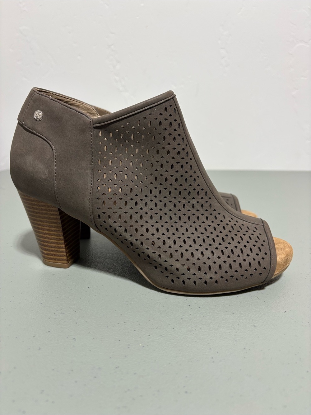 Giani Bernini Women's Taupe Perforated Peep-Toe Block Heel Bootie 9.5W WIDE